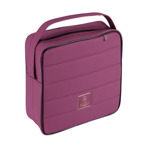 L'image montre un sac de voyage ou de rangement de couleur violette. Le sac est de forme rectangulaire avec des coins arrondis et présente un design matelassé sur sa surface, ce qui lui donne un aspect élégant et texturé. Il est muni de deux poignées solides et bien cousues sur le dessus pour faciliter le transport. Sur le devant du sac, il y a une petite plaque dorée rectangulaire avec le logo "ESKADRON" gravé en relief. Cette plaque ajoute une touche de sophistication et indique la marque...