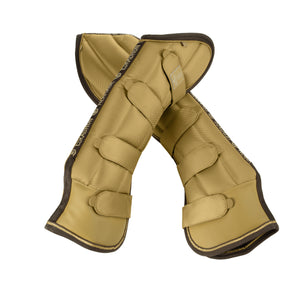 L'image montre une paire de protège-tendons pour chevaux, disposés en forme de "X" sur un fond blanc. Ces protège-tendons sont fabriqués dans une matière apparemment résistante et rembourrée, conçue pour protéger les jambes des chevaux. Voici une description détaillée : 1. **Forme et Disposition** : - Les deux protège-tendons sont placés en diagonale l'un sur l'autre, formant un "X". - Ils sont bien pliés et alignés de manière symétrique. 2. **Couleur et Matériau** : - La couleur...