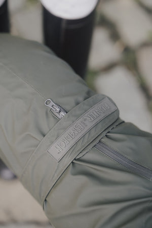 Manteau de pluie pour chien RAINSHIELD HUNTER x Eskadron — en situation