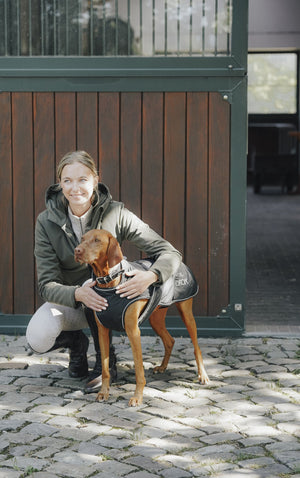 Manteau d'hiver 2-en-1 pour chien VARIO HUNTER x Eskadron — en situation