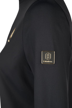 L'image montre un vêtement noir, plus précisément une veste ou un sweat-shirt à manches longues. La veste est munie de deux éléments distinctifs : 1. Un patch brodé en or sur l'épaule gauche. Ce patch représente une couronne avec deux épis de blé ou de céréales stylisés en arrière-plan. Les détails de cette broderie sont dorés, ce qui contraste élégamment avec le tissu noir de la veste. 2. Un carré noir avec un emblème doré situé sur la manche gauche, juste en dessous de l'épaule. L'emblème...