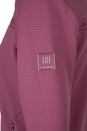 L'image montre un vêtement de sport de couleur rose foncé, probablement un maillot de football ou une veste, vu de près. Le tissu présente une texture finement gaufrée, lui donnant un aspect légèrement structuré et moderne. Sur la poitrine, il y a un patch rectangulaire avec le logo du club de football "FC Barcelona". Le logo comprend l'écusson emblématique du club avec les lettres "FCB" et le mot "Barça" écrit en dessous. Le patch semble être cousu sur le vêtement et est légèrement plus...