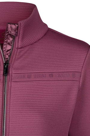 L'image présente une vue rapprochée d'une veste de couleur bordeaux. La veste est fabriquée dans un tissu texturé avec des motifs horizontaux fins, lui donnant une apparence élégante et moderne. Elle est munie d'une fermeture éclair noire visible sur le côté gauche de l'image, qui contraste bien avec la couleur bordeaux de la veste. La fermeture éclair semble robuste et de haute qualité. La veste possède un col montant bien structuré, offrant une allure sophistiquée. Sur le devant, près de...