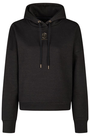 L'image montre un sweat-shirt noir avec capuche, présenté sur un fond blanc. Ce sweat-shirt semble être conçu pour les femmes en raison de sa coupe relativement ajustée et ses manches relativement longues. Voici les détails notables : 1. **Couleur et Matériau** : Le sweat-shirt est noir et semble être fait d'un tissu doux, peut-être un mélange de coton ou une matière similaire. Il y a de légères particules brillantes sur le tissu, ce qui lui donne un effet légèrement pailleté. 2....