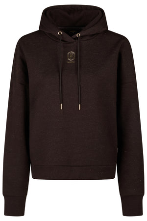 L'image présente un sweat-shirt à capuche noir, doté d'une apparence élégante et moderne. Le sweat-shirt est principalement noir avec une texture légèrement scintillante, ce qui lui donne un aspect subtilement brillant. Il possède plusieurs caractéristiques distinctes : 1. **Capuche** : Le sweat-shirt est équipé d'une capuche, typique des vêtements de ce type. 2. **Cordon de serrage** : Il y a des cordons de serrage, attachés par des œillets en métal doré, permettant d'ajuster la...