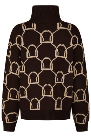 L'image montre un pull à col roulé avec des manches longues. Le pull est de couleur marron foncé et présente un motif géométrique en relief de couleur beige. Le motif est composé de formes arrondies et angulaires disposées de manière répétitive, créant un effet visuel intéressant et moderne. Les manches et le bas du pull sont ajustés, tandis que le corps est légèrement ample, offrant une coupe confortable. Le col roulé est également bien ajusté, ajoutant une touche élégante et chaude à...