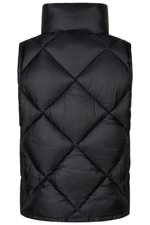 L'image montre un gilet noir en coupe droite, conçu avec un design matelassé en losanges. Le matelassage est bien défini, créant un motif en diagonale qui couvre toute la surface du gilet. Le col du gilet est haut et se tient droit, offrant une protection supplémentaire contre le froid. Le matériau semble être légèrement brillant, suggérant qu'il pourrait être fabriqué en nylon ou en un matériau similaire, souvent utilisé pour les vêtements d'extérieur afin de fournir une résistance à l'eau...