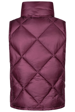 L'image présente un gilet veste matelassé de couleur bordeaux. Le gilet a une coupe droite et un design épuré, avec une fermeture invisible ou cachée sur le devant. Il est composé de matériaux synthétiques, probablement pour offrir une isolation thermique et une légèreté. Le motif de couture est en forme de losanges, créant des sections diagonales qui se croisent au centre du gilet. Chaque losange est rempli d'un matériau isolant, lui donnant un aspect légèrement gonflé et moelleux. Le col...