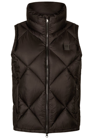 L'image montre un gilet sans manches de couleur marron foncé, conçu avec un motif matelassé en losanges. Ce gilet possède une fermeture éclair centrale qui s'étend du bas jusqu'au haut du col. Le col est haut et légèrement ajusté, offrant une protection supplémentaire contre le froid. Sur le côté gauche du gilet, juste en dessous de l'épaule, se trouve une petite étiquette ou un patch carré avec un logo. Le logo semble être composé de lettres stylisées, mais il est difficile de distinguer...