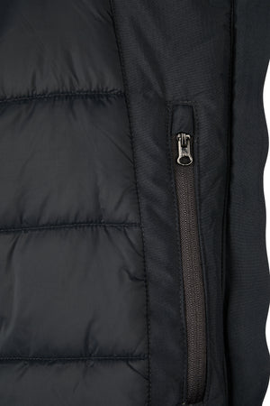 L'image montre une vue rapprochée d'une veste, plus précisément une section de la partie gauche de la veste. Voici une description détaillée de l'image : 1. **Matériau** : La veste est composée de deux types de matériaux distincts. La partie principale, visible sur la droite de l'image, semble être un tissu synthétique robuste, probablement destiné à offrir une résistance à l'eau et au vent. À gauche, une section rembourrée avec un matériau brillant et matelassé est visible, suggérant une...