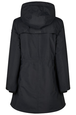 L'image représente une veste imperméable noire vue de dos. Voici une description détaillée : 1. **Matériau et Couleur** : La veste est fabriquée dans un matériau apparemment imperméable et de couleur noire uniforme. 2. **Capuche** : Elle est munie d'une capuche intégrée, également en matériau imperméable, qui semble être ajustable grâce à des cordons de serrage. 3. **Manches** : Les manches sont longues et semblent bien ajustées aux poignets, probablement grâce à des élastiques ou des...