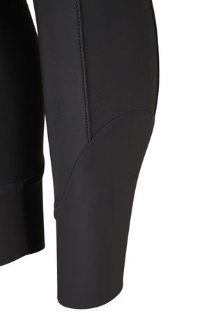 L'image présente une vue rapprochée d'une jambe de pantalon de sport noir. Le tissu semble extensible et conçu pour offrir une grande liberté de mouvement, probablement utilisé pour des activités sportives ou de fitness. Le pantalon est fabriqué à partir de deux matériaux différents. La partie supérieure est en tissu noir texturé avec de petites perforations, ce qui pourrait être du néoprène ou un matériau similaire, offrant respirabilité et souplesse. La partie inférieure de la jambe est...