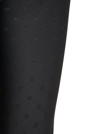 L'image montre une portion d'un vêtement noir, probablement un pantalon ou un legging, avec un motif texturé distinctif. Le tissu est mat et présente un motif géométrique répétitif en losanges. Chaque losange contient quatre répétitions de l'inscription "HH". Les lettres "HH" sont réparties en diagonale, créant un effet de treillis subtil mais élégant. Le motif est visiblement en relief, ce qui donne une texture légèrement tridimensionnelle au tissu. Le reste du vêtement a une apparence lisse...