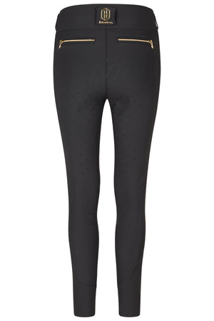 L'image présente une paire de pantalons d'équitation noirs vus de dos. Ces pantalons sont conçus avec une coupe ajustée qui épouse parfaitement les jambes, offrant ainsi une silhouette élégante et sportive. Voici les caractéristiques notables : 1. **Matériau et Texture** : Les pantalons semblent être fabriqués dans un tissu élastique et extensible, probablement une combinaison de polyester et de spandex, ce qui est idéal pour l'équitation en raison de sa capacité à offrir une bonne liberté...