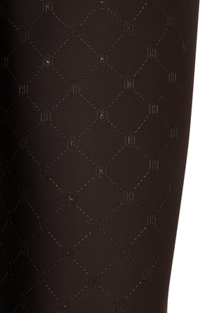 L'image présente un motif répétitif sur un tissu de couleur sombre, probablement noir ou marron foncé. Le motif est composé de formes géométriques disposées en lignes diagonales. Chaque forme géométrique semble être un losange contenant la lettre "H" stylisée, répétée de manière uniforme sur toute la surface du tissu. Les losanges sont disposés en diagonale, créant un effet de réseau ou de treillis. Le tissu lui-même paraît lisse et de texture fine, suggérant une matière de qualité....