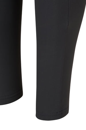 L'image présente une vue rapprochée de deux jambes de pantalon noir. Le pantalon semble être fait d'un tissu stretch, probablement en matière synthétique, ce qui suggère qu'il pourrait être utilisé pour des activités sportives ou de loisirs. Les coutures sont bien visibles, notamment la couture verticale qui descend le long de chaque jambe ainsi que les ourlets en bas des jambes, qui sont cousus avec une ligne de points réguliers et discrets. Les jambes de pantalon sont légèrement évasées...