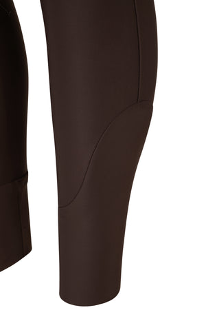 L'image montre une vue partielle des jambes d'une personne portant un pantalon foncé, probablement de couleur marron ou brun chocolat. - **Matériau et Texture** : Le tissu semble être extensible et élastique, peut-être une matière synthétique comme le polyester ou le spandex, idéale pour des activités sportives ou de loisir. - **Détails de couture** : On peut observer des coutures verticales sur l'extérieur de la cuisse et du genou, ainsi qu'une couture horizontale au niveau du genou,...