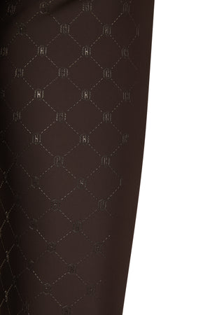 L'image montre un morceau de tissu noir avec un motif répétitif. Le motif consiste en des lettres "H" stylisées disposées de manière à former des losanges. Chaque losange contient quatre "H", et ces losanges sont eux-mêmes positionnés de manière à créer un motif en treillis. Le tissu semble être en matière douce et légèrement extensible, ce qui pourrait être adapté à des vêtements comme des leggings ou des collants. Le fond du tissu est noir uni, ce qui fait ressortir le motif en relief de...