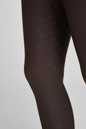 Cette image montre une partie inférieure des jambes d'une personne portant des collants noirs. Les collants sont ornés d'un motif délicat et régulier composé de petites formes géométriques, spécifiquement des losanges, qui sont subtilement incrustées dans le tissu. Le motif semble être en relief ou légèrement plus brillant que le reste du collant, ajoutant une touche de texture et de sophistication. Le tissu des collants semble fin et lisse, offrant une apparence élégante et soignée....