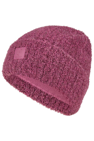L'image présente un bonnet tricoté de couleur rose foncé. Le bonnet est fabriqué dans un tissu texturé et moelleux, offrant un aspect douillet et chaleureux. Il est conçu avec un style légèrement ajusté, s'adaptant parfaitement à la tête. Sur le côté gauche du bonnet, il y a une petite étiquette rectangulaire en cuir également de couleur rose foncé. Cette étiquette semble porter une inscription, bien que les détails spécifiques ne soient pas clairement visibles sur l'image. La couleur du...