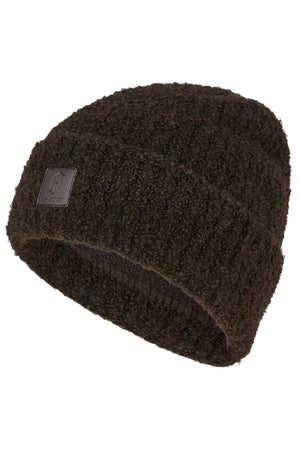 L'image montre un bonnet en tissu tricoté de couleur marron foncé. Le bonnet est conçu avec une texture moelleuse et légèrement bouclée, donnant une apparence chaude et confortable. Il est replié sur le bas, ce qui permet d'ajuster la taille et de protéger les oreilles. Sur le côté du bonnet, il y a un petit emblème rectangulaire avec un design géométrique et une inscription en bas, qui semble être le logo de la marque. Le bord de l'emblème est noir, contrastant avec le marron du bonnet. Le...
