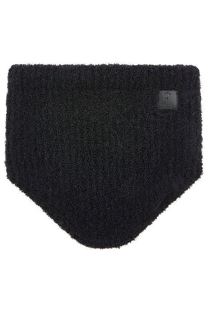 L'image présente une écharpe noire tricotée de manière serrée, affichant une texture douce et moelleuse. L'écharpe est conçue sous une forme triangulaire avec des bords arrondis, ce qui lui donne une apparence élégante et confortable. Sur le côté droit de l'écharpe, il y a un petit carré de tissu noir avec un logo ou une étiquette cousue dessus, probablement indiquant la marque de l'écharpe. Le logo est discret mais ajoute une touche de sophistication à l'ensemble du design. L'écharpe semble...