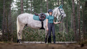 Le Mieux – Tapis de CSO Carbon Mesh Vert Sage sur cheval gris | Sellerie Bucéphale