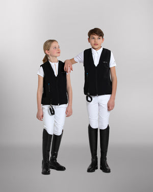 Gilet airbag Helite Zip In 2 Enfant porte par deux jeunes cavaliers