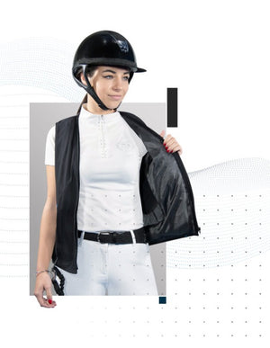 Gilet airbag Helite Zip In 2 adulte porte par une cavaliere