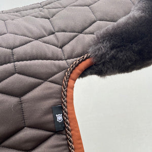 Mattès – Tapis forme de selle avec mouton Mattès Quilt Sheen    | Sellerie Bucéphale