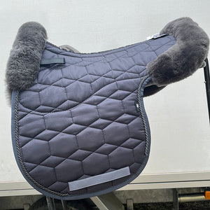 Mattès – Tapis forme de selle avec mouton Mattès Quilt Sheen    | Sellerie Bucéphale