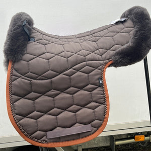 Mattès – Tapis forme de selle avec mouton Mattès Quilt Sheen    | Sellerie Bucéphale