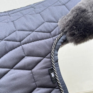 Mattès – Tapis forme de selle avec mouton Mattès Quilt Sheen    | Sellerie Bucéphale