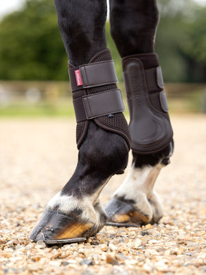 Guêtres LeMieux Mesh marron portées par un cheval
