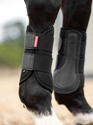 Guêtres LeMieux Mesh noires portées par un cheval