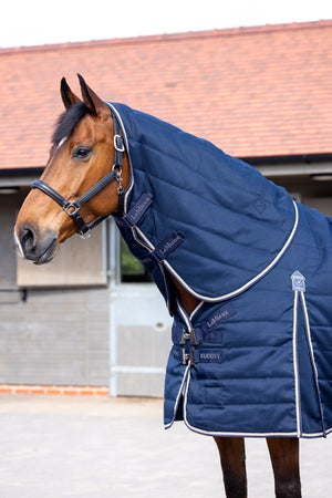 Couvre-encolure LeMieux Kudos Écurie 100g Navy porté par un cheval
