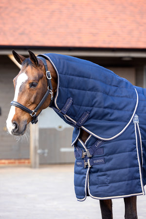 Couvre-encolure LeMieux Kudos Écurie 200g Navy porté par un cheval