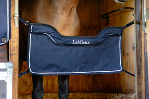 Protection d'écurie de concours LeMieux navy installée sur une porte de box