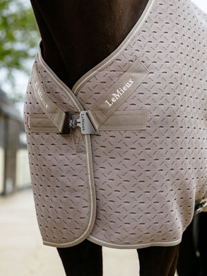 Couverture de transport LeMieux Kudos 3D Mesh Pécan detail de la matiere