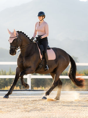 Tapis de Dressage LeMieux Essence Wild Rose - porté 1