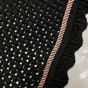 Bonnet Eskadron noir, cordelette taupe brillant 061, vue complémentaire