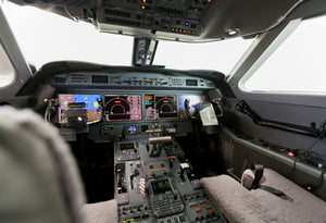 Poste de pilotage d'un avion d'affaires, sièges garnis de peau lainée claire.