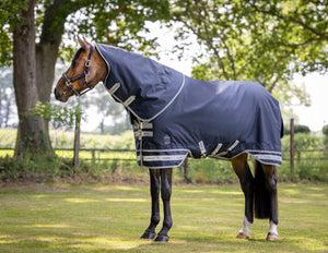 Couvre-encolure LeMieux Arika bleu marine sur le cheval