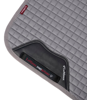 Tapis de dressage LeMieux Cotton Square gris détail de l'ouverture de garrot