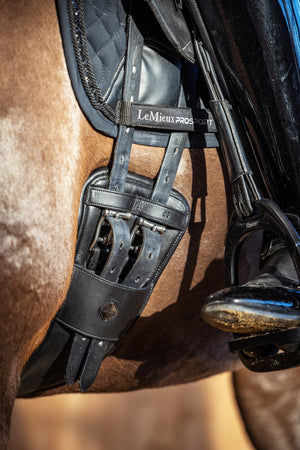 Sangle de dressage anatomique Gel-Tek LeMieux noire en situation