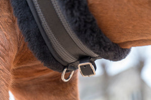Sangle intégrée de dressage LeMieux noire vue de détail