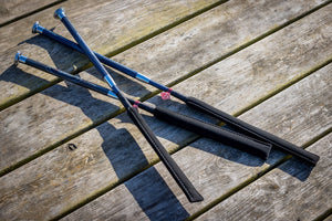 Cravache Junior Pro Baton LeMieux bleu marine en main