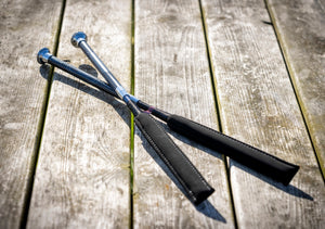 Cravache Pro Baton LeMieux bleu marine en main