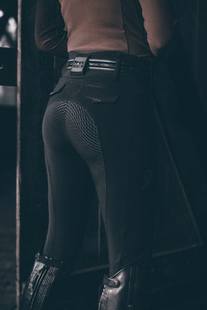 Pantalon d'équitation femme Pikeur Cantira MatrixGripTec, coloris noir, en situation