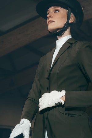 Veste de concours Pikeur Isalie Turnier, coloris smoky brown, en situation
